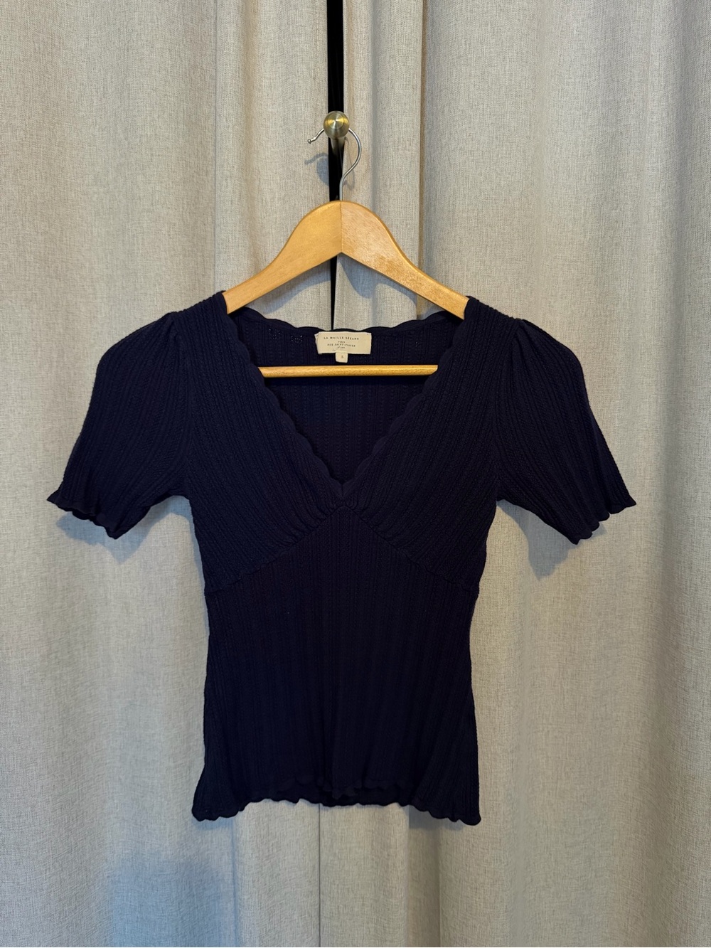 Sezane Navy Scalloped V‑Neck Ribbed Short Sleeve Tee